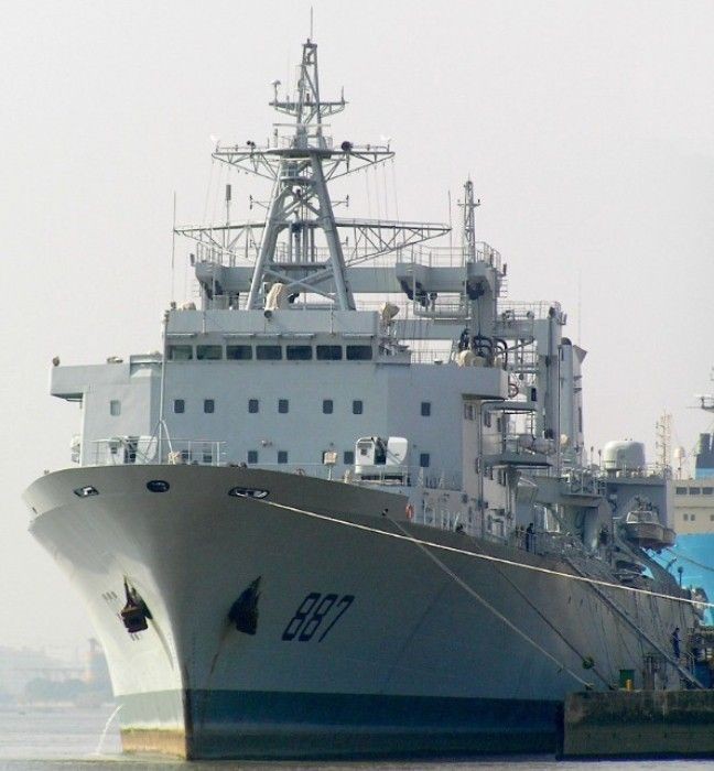 Tàu tiếp tế tổng hợp Vi Sơn Hồ (AOE-887) Type 903 lớp Phúc Trì, Hải quân Trung Quốc.